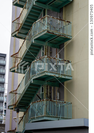 建築物內的緊急樓梯 130973405