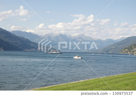 義大利科莫湖畔貝拉吉歐的梅爾齊別墅花園景觀，背景是巍峨的山脈 130973537