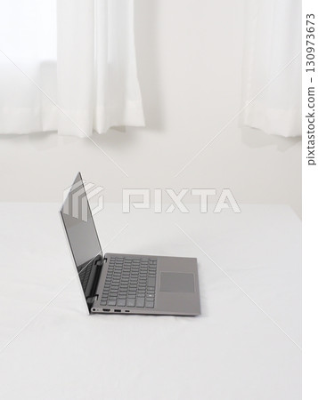 白色桌上的筆記型電腦 白色桌上的筆記型電腦 130973673