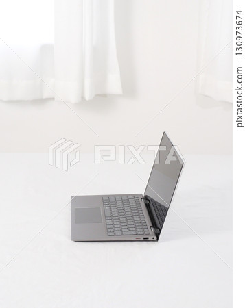 白色桌上的筆記型電腦 白色桌上的筆記型電腦 130973674