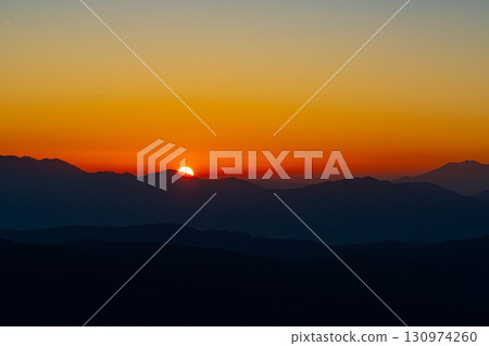 [Sunrise/Sunset Material] Ridgeline and sun seen from Mt. Iodake [Nagano Prefecture] 130974260