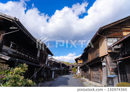 [郵城素材]冬日晴天的妻籠宿街景[長野縣] 130974360