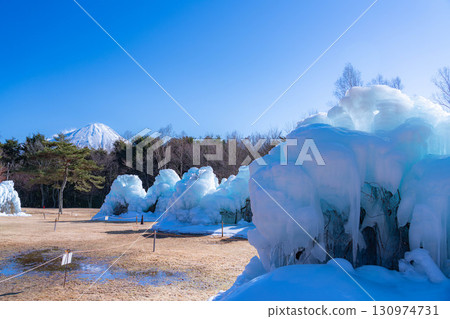 [Mt. Fuji material] Rime trees and scenery at the Lake Saiko Ice Festival [Yamanashi Prefecture] 130974731