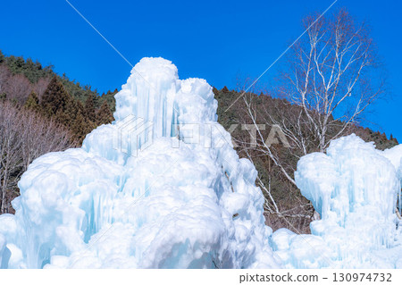 [Mt. Fuji material] Rime trees and scenery at the Lake Saiko Ice Festival [Yamanashi Prefecture] 130974732