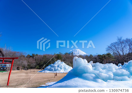 [Mt. Fuji material] Rime trees and scenery at the Lake Saiko Ice Festival [Yamanashi Prefecture] 130974736