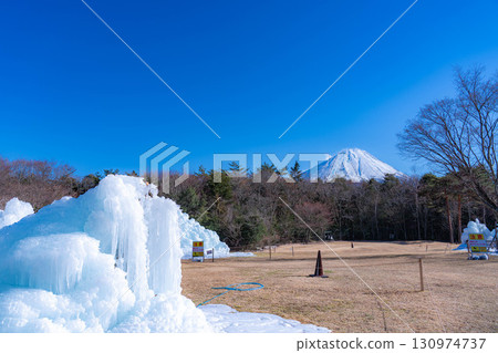 [Mt. Fuji material] Rime trees and scenery at the Lake Saiko Ice Festival [Yamanashi Prefecture] 130974737
