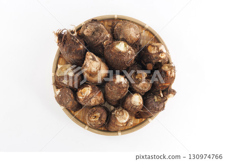 濾鍋中的新鮮芋頭 130974766