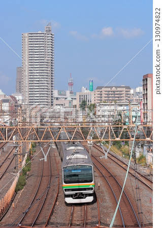 一列長長的 E231 系列車穿過副都心區的街道，拍攝於 2010 年 10 月 7 日 130974822