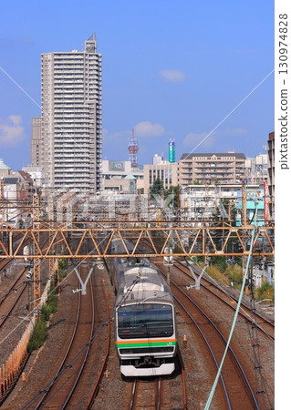一列長長的 E231 系列車穿過副都心區的街道，拍攝於 2010 年 10 月 7 日 130974828