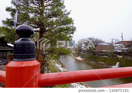 Hida Takayama: A view over the red railings of Nakabashi Bridge over the Miyagawa River, Takayama City, Gifu Prefecture Hida Takayama: A view over the red railings of Nakabashi Bridge over the Miyagawa River, Takayama City, Gifu Prefecture 130975191