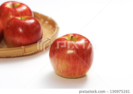 Fresh apple 130975281