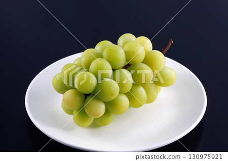 新鮮的光澤馬斯喀特 130975921