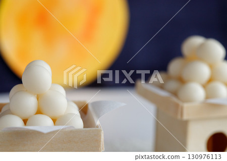 Handmade moon-viewing dumplings and moon decorations 130976113