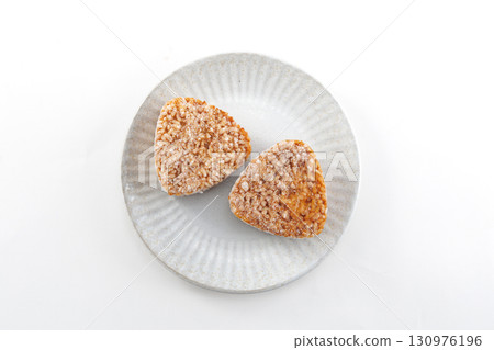 盤子上的冷凍烤飯糰 盤子上的冷凍烤飯糰 130976196