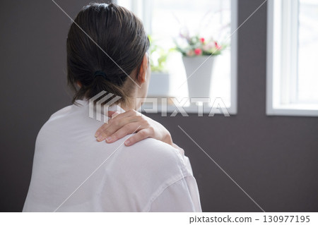 一位 40 多歲的女性患有肩膀僵硬,無論是更年期還是 40 歲肩膀。 一位 40 多歲的女性患有肩膀僵硬,無論是更年期還是 40 歲肩膀。 130977195