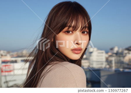 一位年輕女子回頭看戶外的肖像 130977267