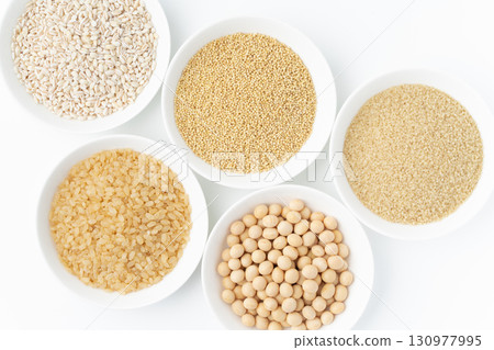 五種穀物（糙米、大豆、小麥、小米和大麥）排列在白色背景上 130977995