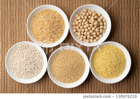 Five grains arranged on a plate (brown rice, soybeans, wheat, millet, and sorghum) 130978229