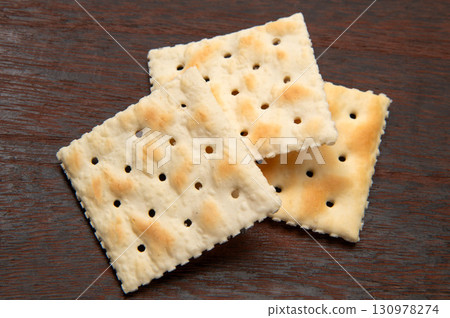 黑色背景中的方形餅乾 130978274