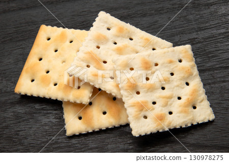 黑色背景中的方形餅乾 130978275