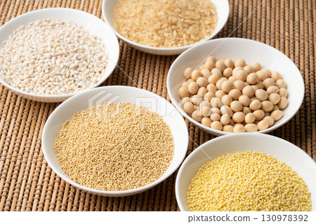 Five grains arranged on a plate (brown rice, soybeans, wheat, millet, and sorghum) Five grains arranged on a plate (brown rice, soybeans, wheat, millet, and sorghum) 130978392