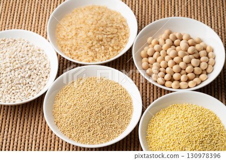 Five grains arranged on a plate (brown rice, soybeans, wheat, millet, and sorghum) 130978396