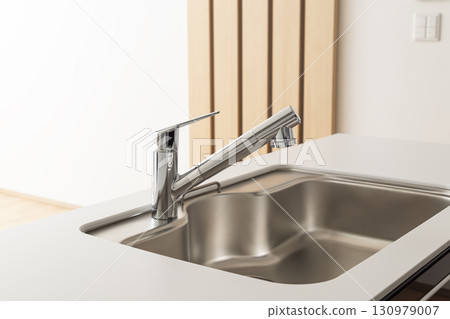 新房子裡的廚房水龍頭 130979007