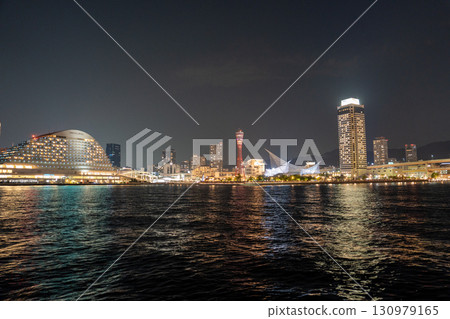 從海上看到的夜晚的臨海樂園 從海上看到的夜晚的臨海樂園 130979165