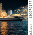 夜晚漂浮在海上的船隻和神戶的夜景 130979177