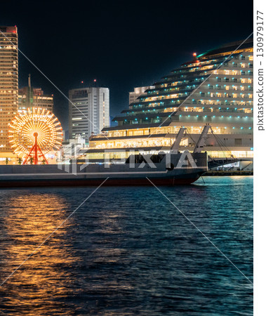 夜晚漂浮在海上的船隻和神戶的夜景 夜晚漂浮在海上的船隻和神戶的夜景 130979177