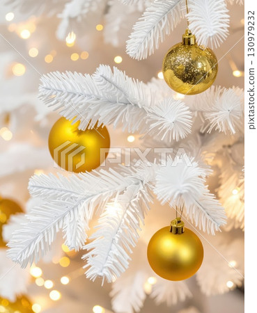 [AI 圖片] 一棵裝飾著黃色裝飾物的白色聖誕樹 130979232