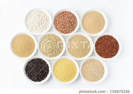 白色背景上排列的各種穀物 130979286