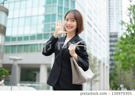 穿西裝的年輕女子 130979305