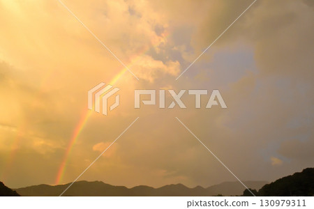 雨後的傍晚景色，彩虹 130979311