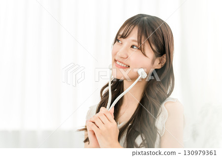 亞洲女性用面部滾輪按摩 130979361