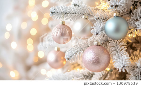 [AI 圖片] 一棵裝飾著柔和色彩飾品的白色聖誕樹 130979539