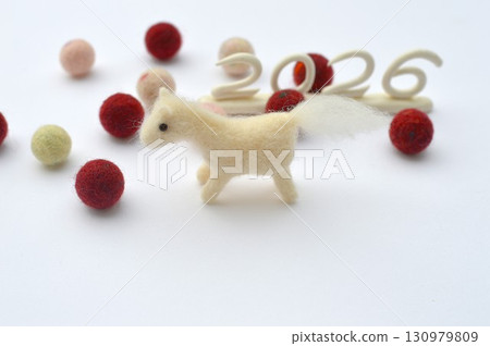 羊毛氈馬和氈球新年材料 130979809