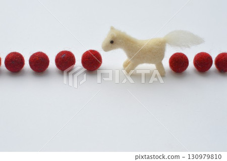 羊毛氈馬和紅色氈球 130979810