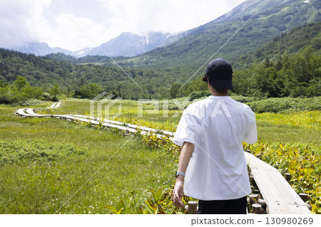 一名男子在木板路上健行 130980269