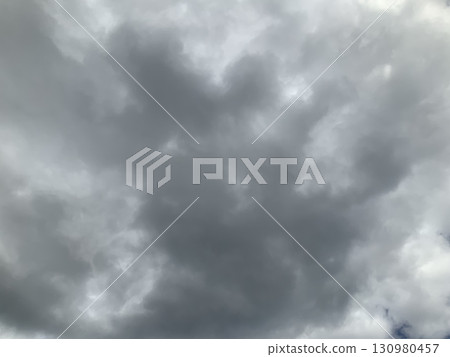 當您穿過雲層之間的空間時,另一邊是藍天 當您穿過雲層之間的空間時,另一邊是藍天 130980457