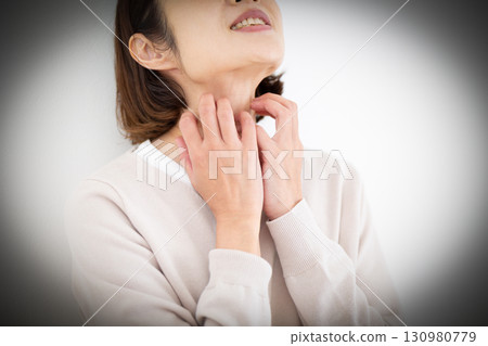 中年婦女身體搔癢 130980779