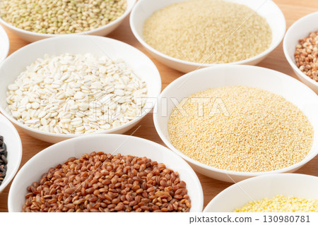 盤子上擺放著各種穀物 130980781