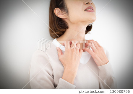 中年婦女身體搔癢 中年婦女身體搔癢 130980796