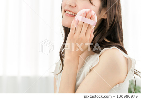 微笑的亞洲女人塗粉底妝 130980979
