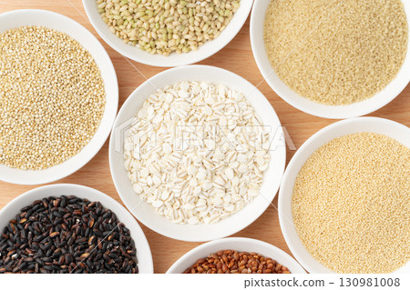 盤子上擺放著各種穀物 盤子上擺放著各種穀物 130981008