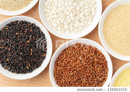 盤子上擺放著各種穀物 盤子上擺放著各種穀物 130981010
