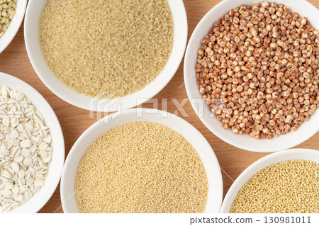 盤子上擺放著各種穀物 盤子上擺放著各種穀物 130981011