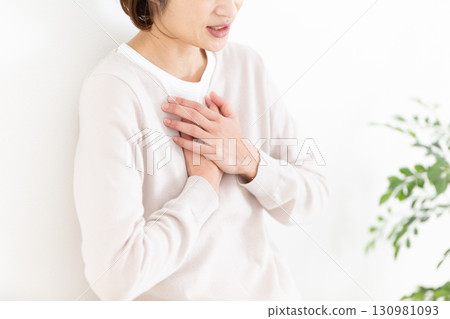 遭受胸痛的中間婦女 遭受胸痛的中間婦女 130981093