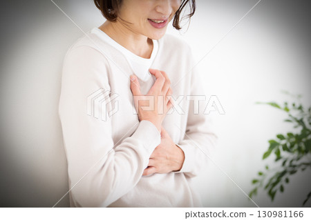 遭受胸痛的中間婦女 130981166