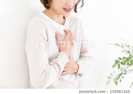 遭受胸痛的中間婦女 遭受胸痛的中間婦女 130981168